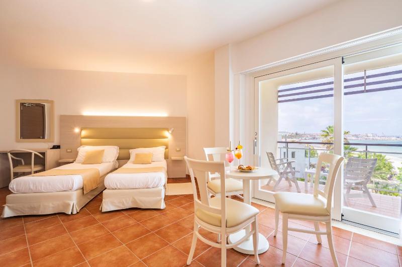 Quadruple Room with Sea or Pool View image 2