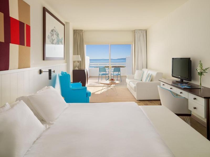 Superior Family Room with Sea View (2 Adults + 2 Children) image 3