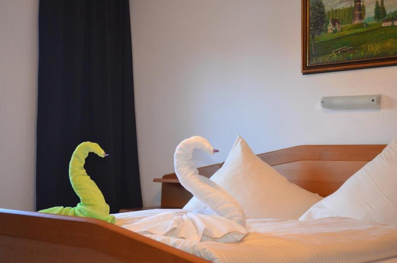 Double Room with Private Bathroom and Balcony image 4