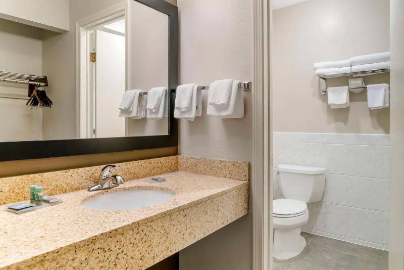 King Room with Spa Bath image 3