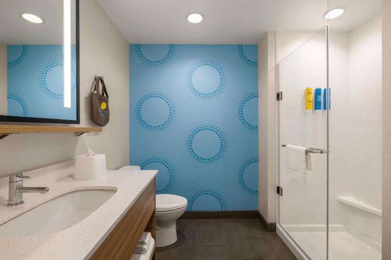 King Room with Walk-In Shower image 2