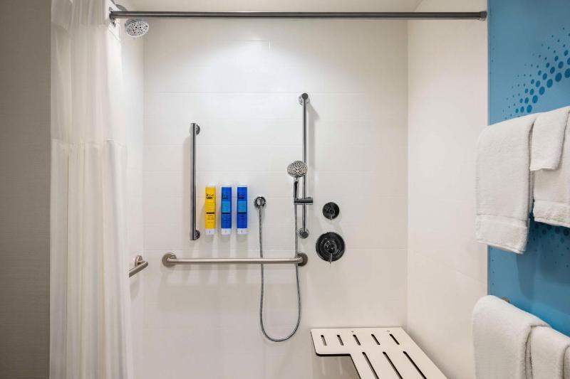 Queen Room with Two Queen Beds and Roll-In Shower - Mobility Access image 1