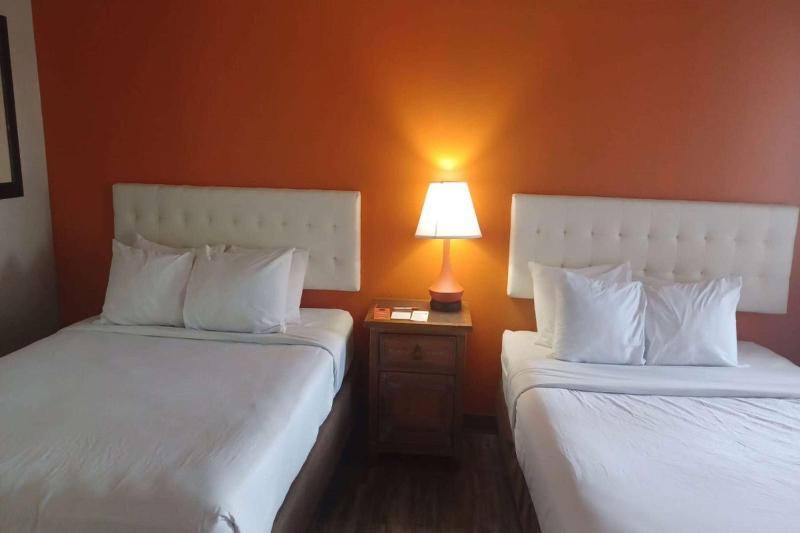 Queen Room with Two Queen Beds - Non-Smoking image 1