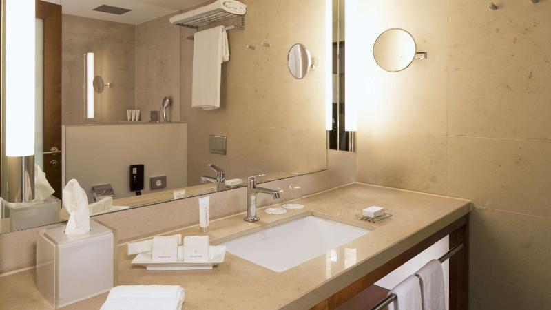 Deluxe King Room with Park View image 3