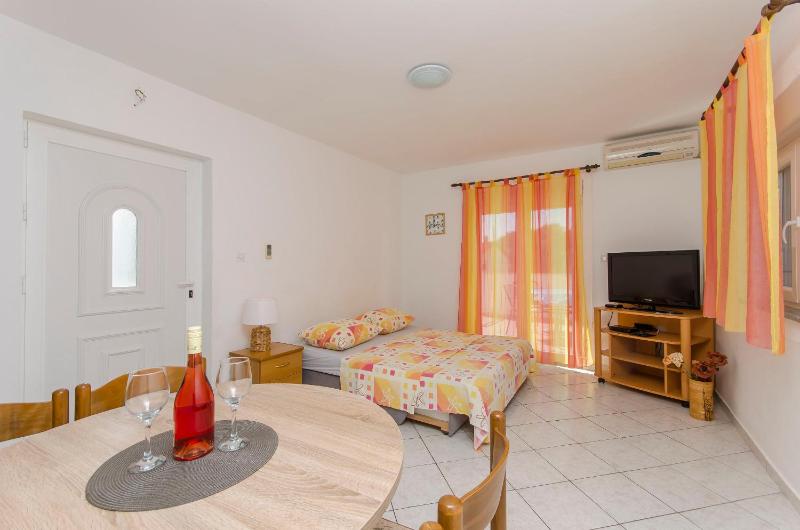 One-Bedroom Apartment image 4