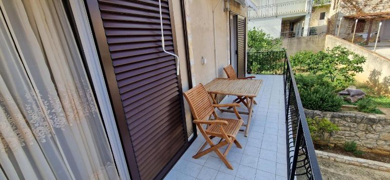 One-Bedroom Apartment image 1