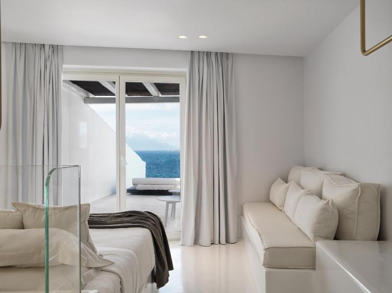 Junior Suite with Private Heated Pool Sea View image 1