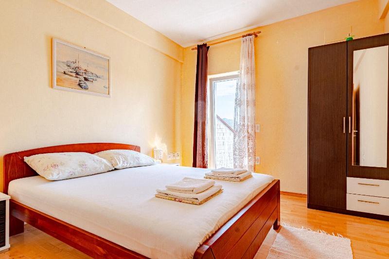 One-Bedroom Apartment image 3