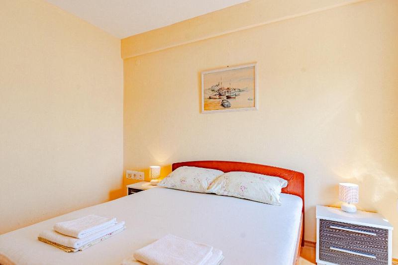 One-Bedroom Apartment image 4