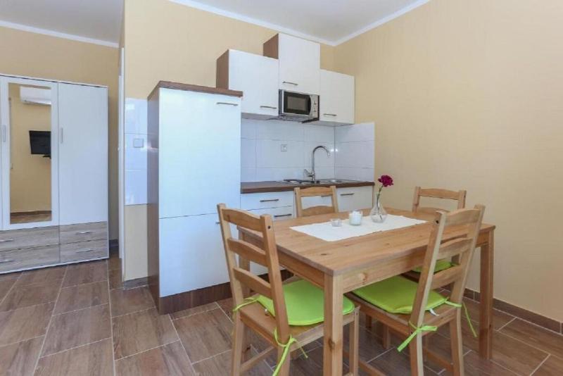 Apartments Slavko with terrace - image 3