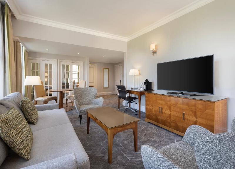 One-Bedroom Corner King Suite with Sofa Bed image 1