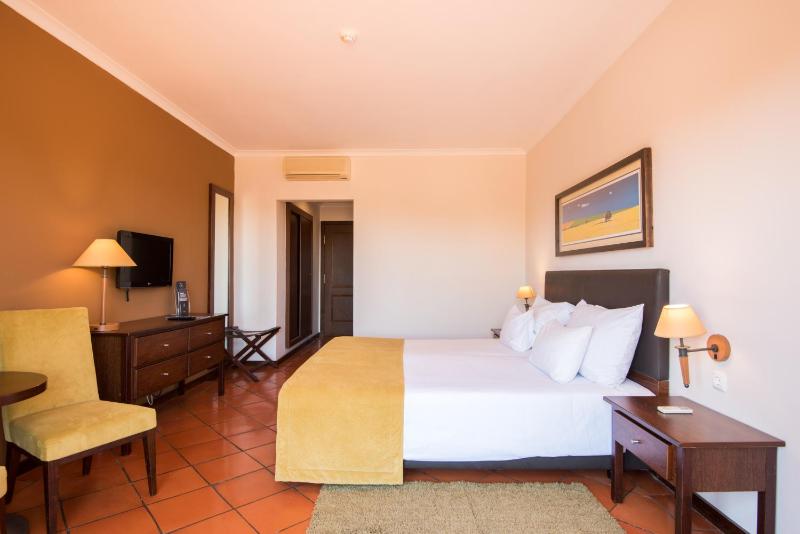 Twin Room image 3