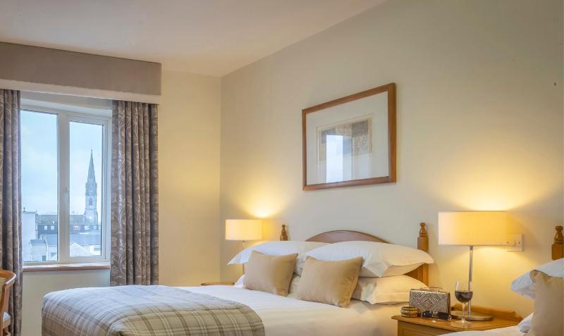 Twin Room image 4