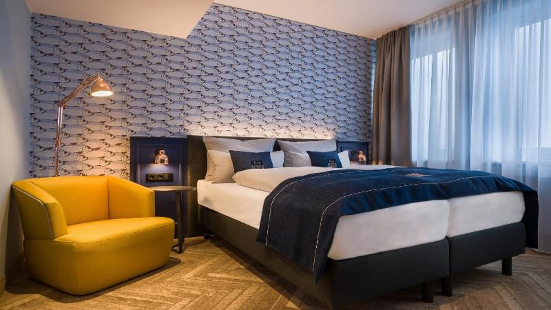 Standard Queen Room image 4