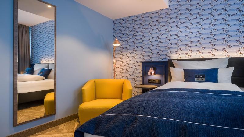 Standard Queen Room image 3