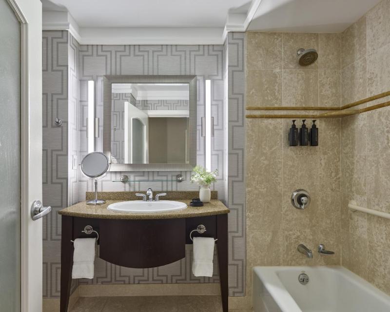 Standard Queen Room image 3