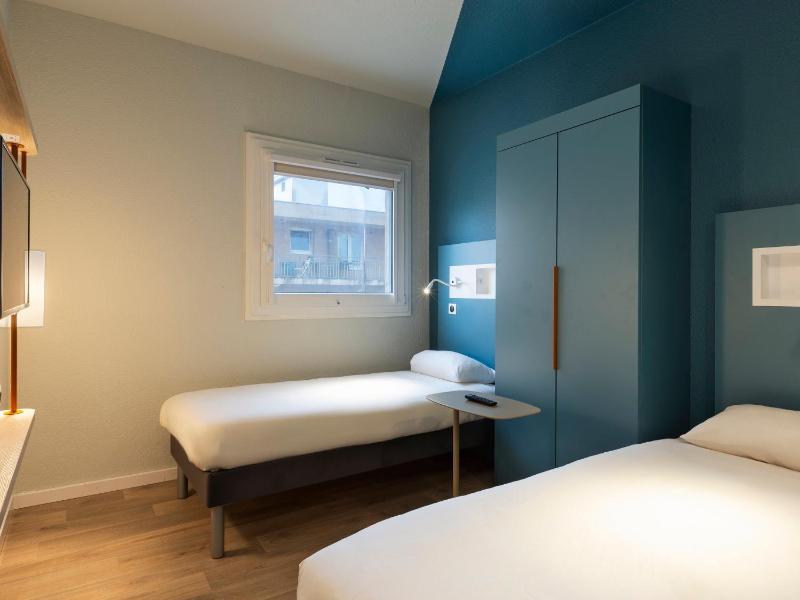 Standard Twin Room image 2