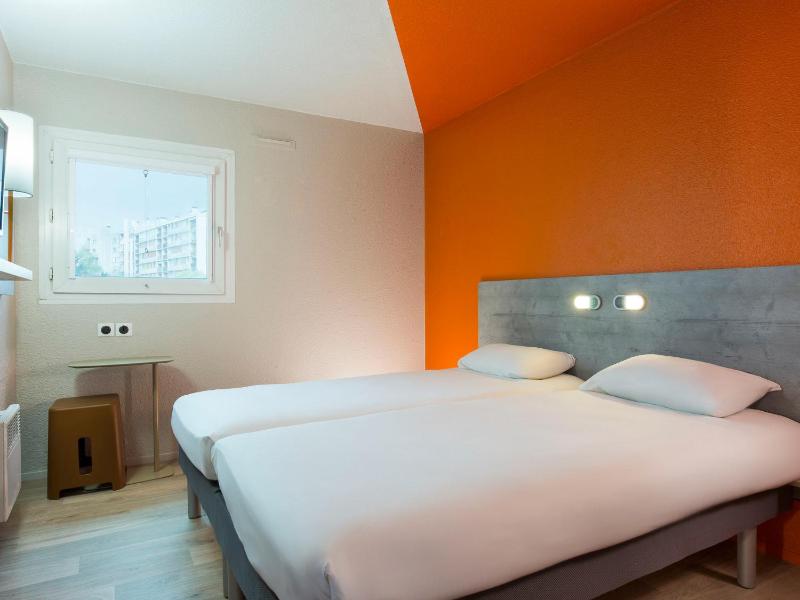 Standard Twin Room image 3