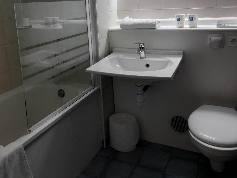 Classic Room with One Double Bed and One Single Bed image 3
