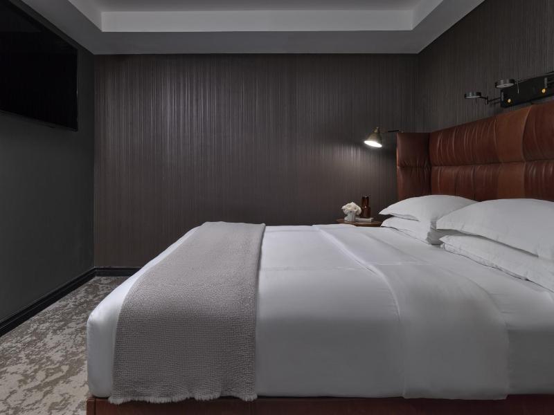 One-Bedroom Suite image 3