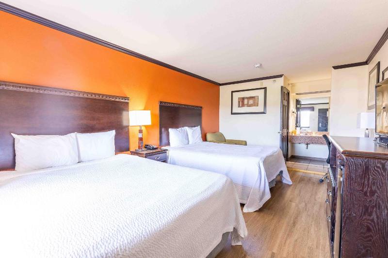 Double Room with Two Double Beds - Smoking image 4