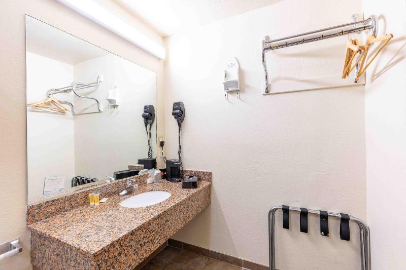 Double Room with Two Double Beds - Smoking image 3