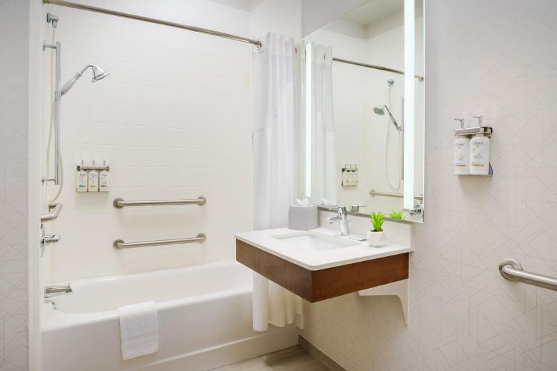 Standard Queen Room with Two Queen Beds and Mobility Accessible Tub image 4