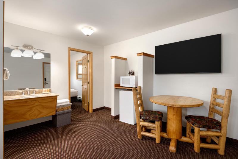 One-Bedroom Suite image 2