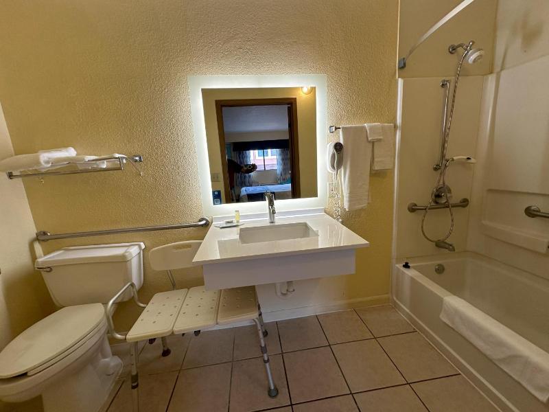 King Room with Mobility/Hearing Access, Tub with Grab Bars, First Floor, Non- Smoking image 4