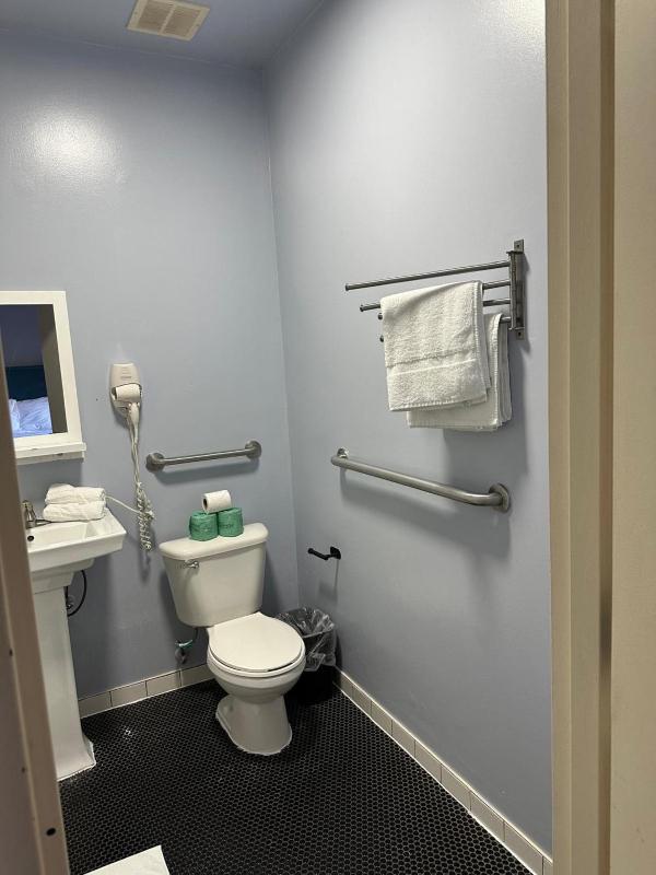 Queen Room - Disability Access image 2