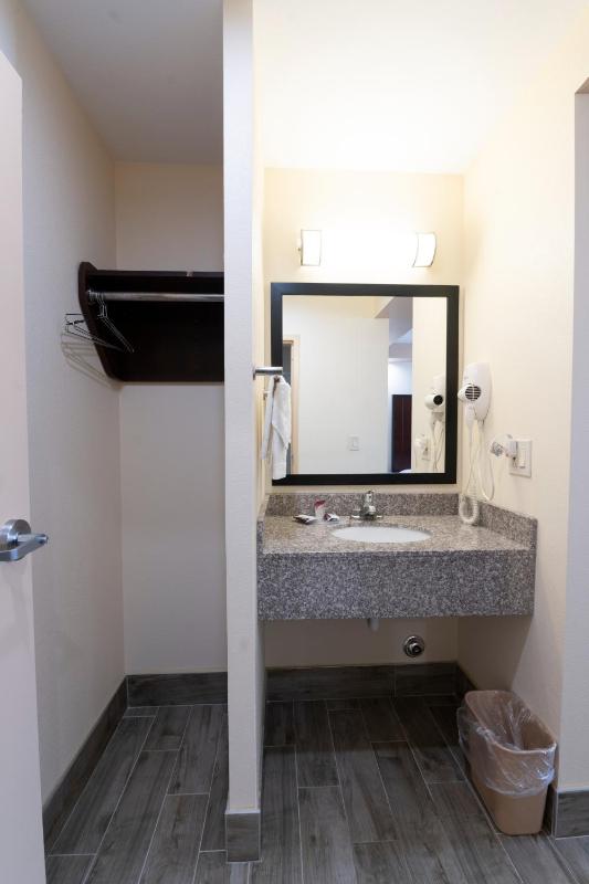 Deluxe Double Room with Two Double Beds image 3