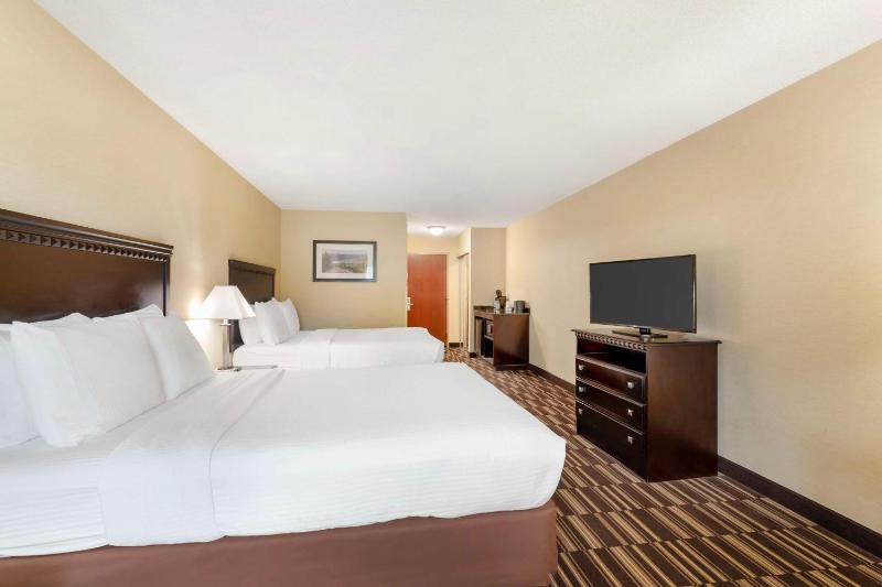 Queen Room with Two Queen Beds - Non-Smoking image 4