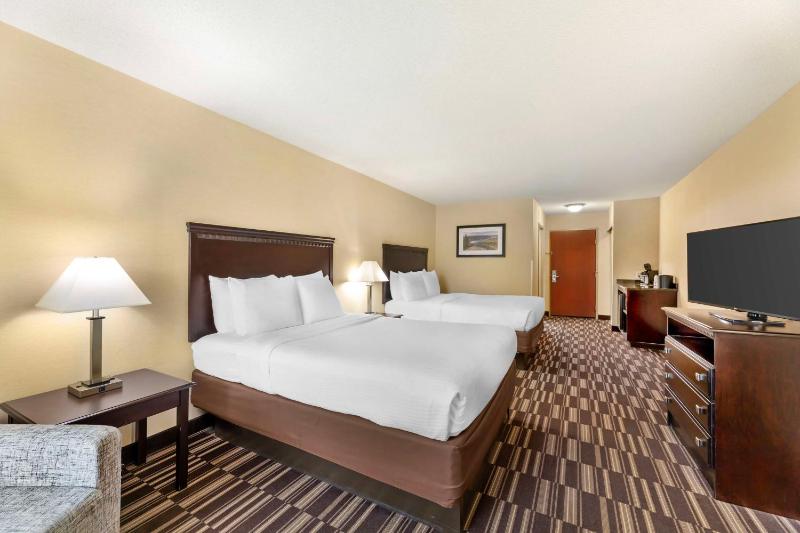 Queen Room with Two Queen Beds - Non-Smoking image 3