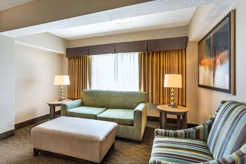 One-Bedroom King Suite with Bath Tub and Wet Bar - Disability Access image 3