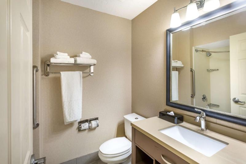 Queen Room with Two Queen Beds and Bath Tub - Disability Access image 2