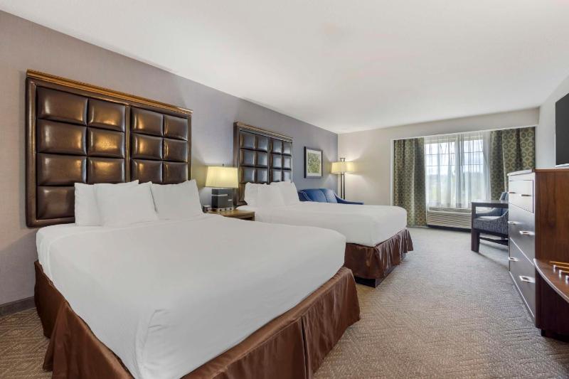 Queen Room with Two Queen Beds - Non-Smoking image 1