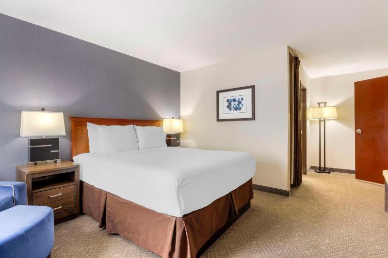 Two Room Suite with Three Queen Beds image 1