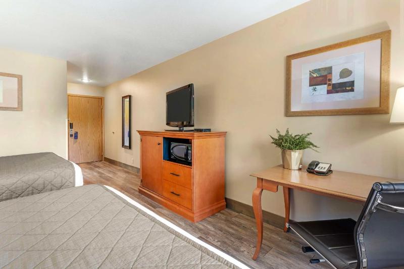 Queen Room with Two Queen Beds - Non-Smoking image 4