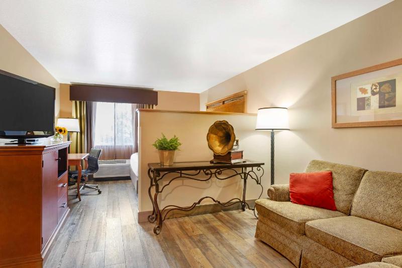 Queen Suite with Living Room image 3
