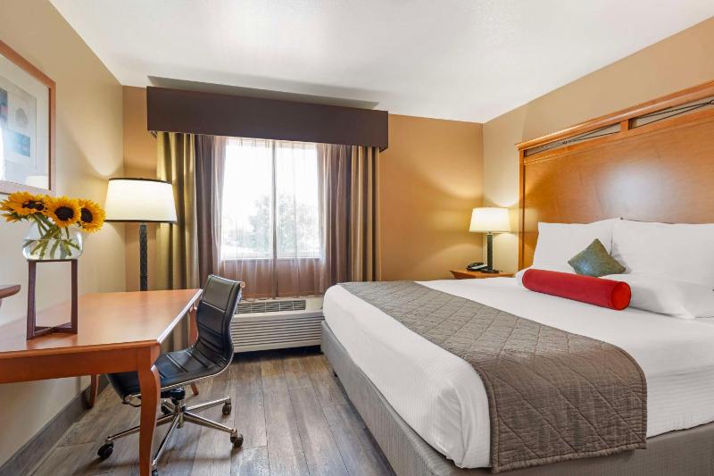 Queen Suite with Living Room image 3