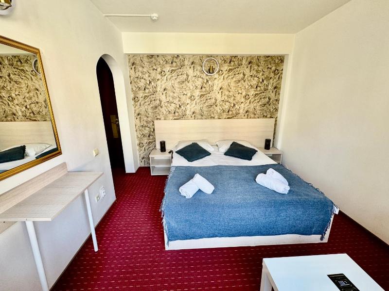 Standard Double Room image 4