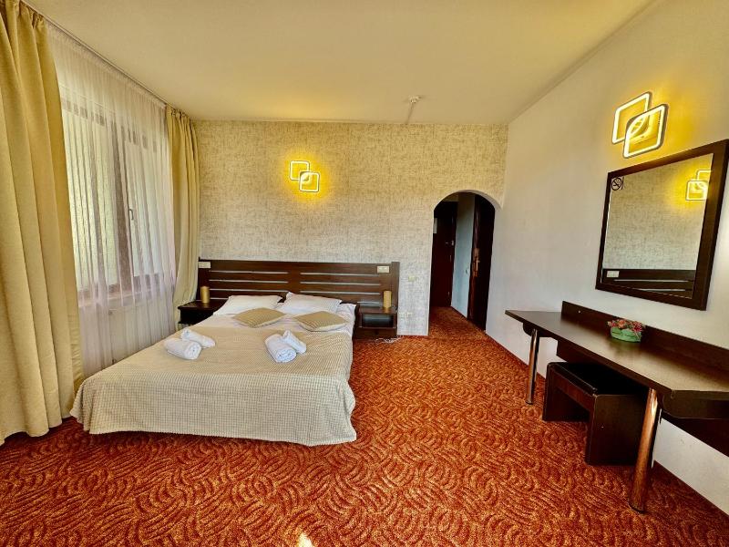 Deluxe Double Room with Balcony image 1