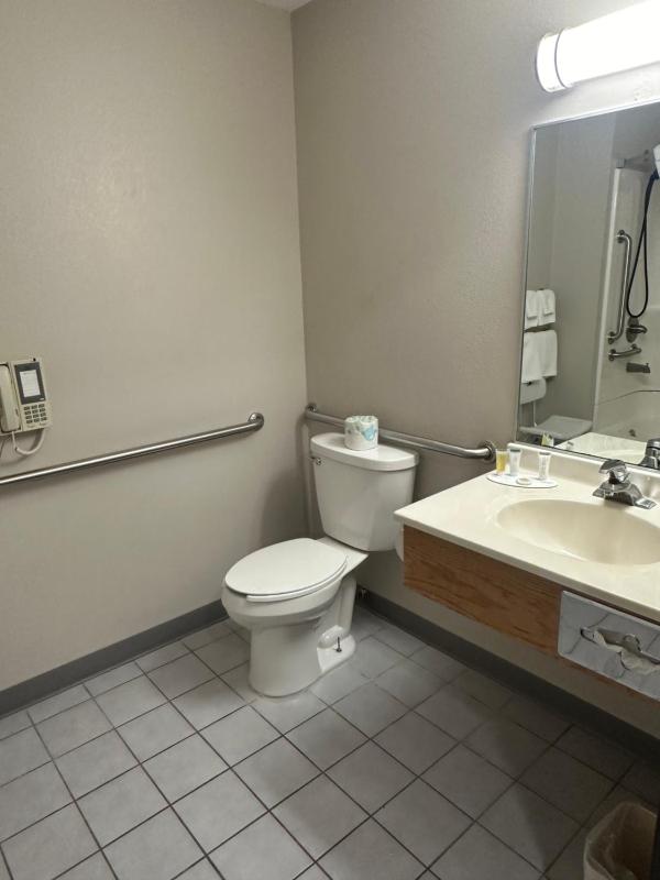 Queen Room - Mobility Access/Non-Smoking image 2