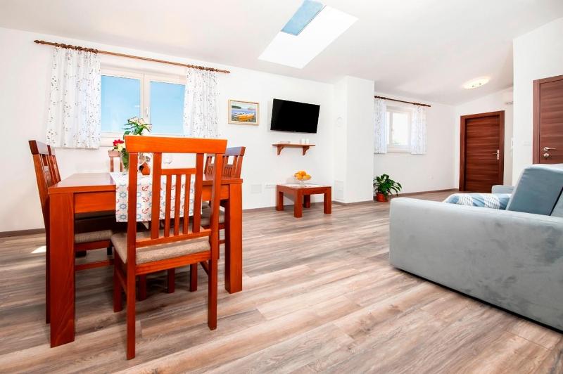 One-Bedroom Apartment image 3