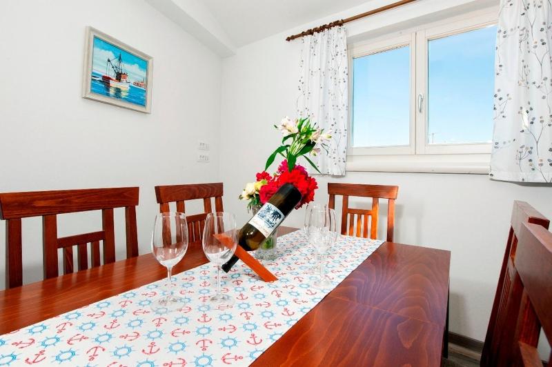 One-Bedroom Apartment image 2