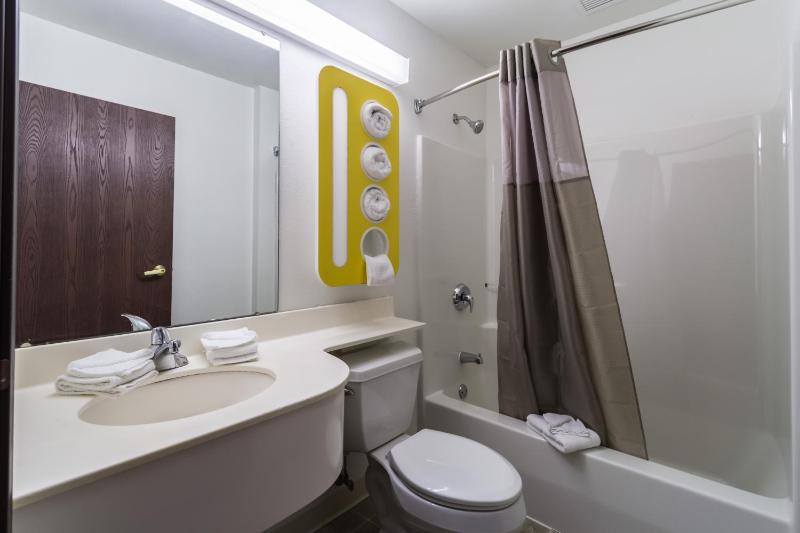 Queen Suite with Spa Bath - Non-Smoking image 2