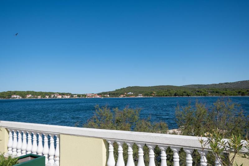 One-Bedroom Apartment with Terrace and Sea View image 3