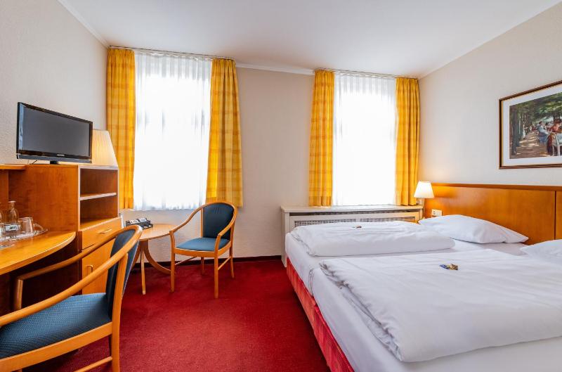 Classic Double Room image 3