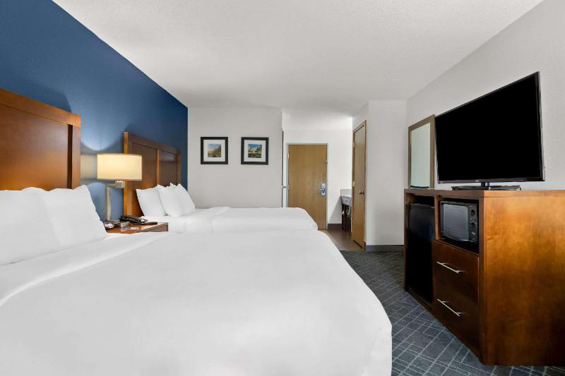 Queen Room with Two Queen Beds - Non-Smoking image 3