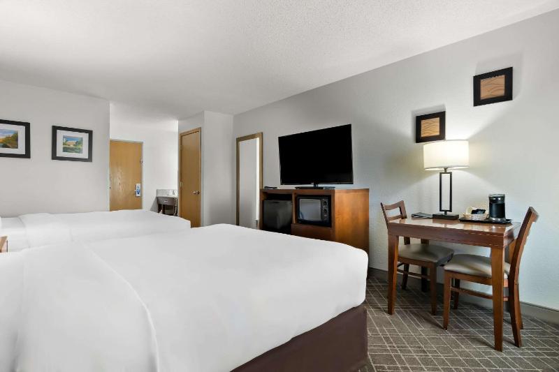 Queen Room with Two Queen Beds - Non-Smoking image 2